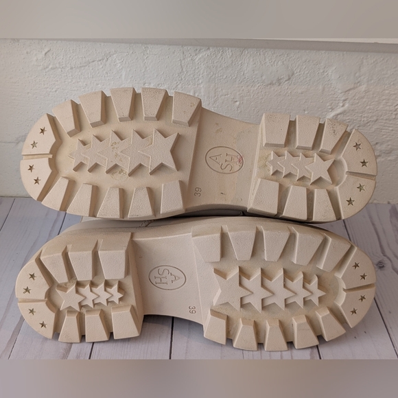 Ash • Lynne Boots - Picture 15 of 16